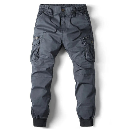 Mężczyzna w spodniach cargo Wolfgang AeroFlex w stylizacji streetwear