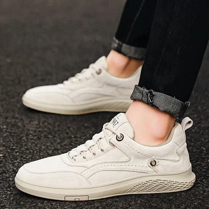 Sneakersy Colton Grand – detal sznurowania i wyściełanego kołnierza