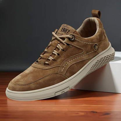Para sneakersów Colton Grand ustawiona na podłodze