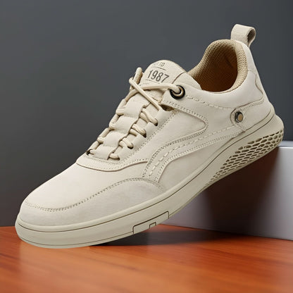 Mężczyzna noszący sneakersy Colton Grand w stylizacji casual